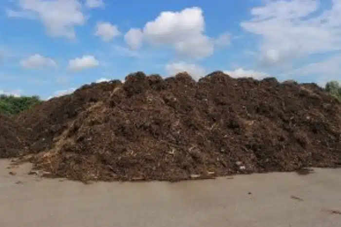 The Right Mulch, Compost & Topsoil Mix for Naples Gardens: A Homeowner’s Guide to Growing in SWFL’s Sandy Soil